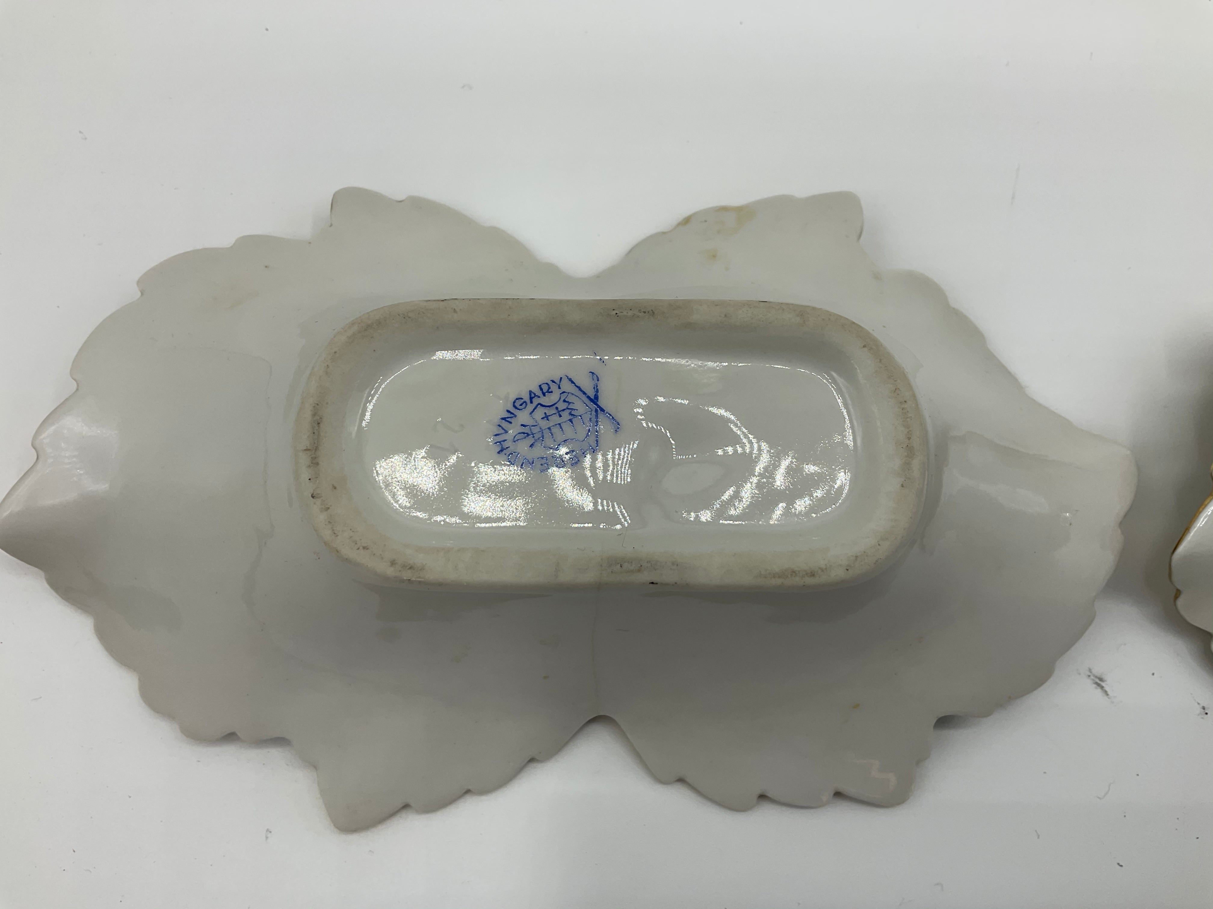 2 Stk. HEREND Hungary - Blattschale mit Blumen- und Schmetterlingsdekor