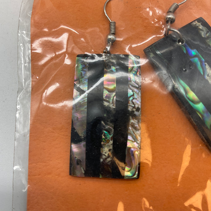 Ohrringe aus Holz, schwarz und perlmuttfarben,