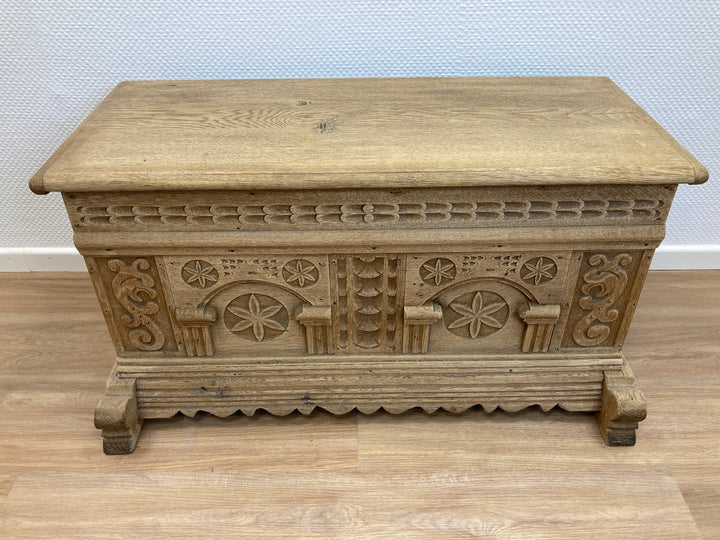 Truhe Eichenholz, Antik, Schnitzereien