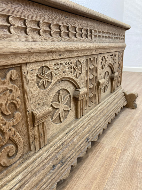 Truhe Eichenholz, Antik, Schnitzereien